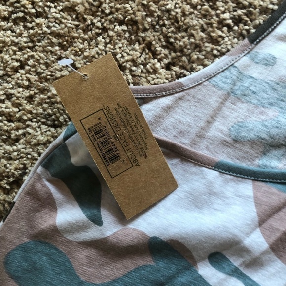 CAMO/ NWT/ slogan racer back tee/ M/ woman’s - Picture 6 of 9